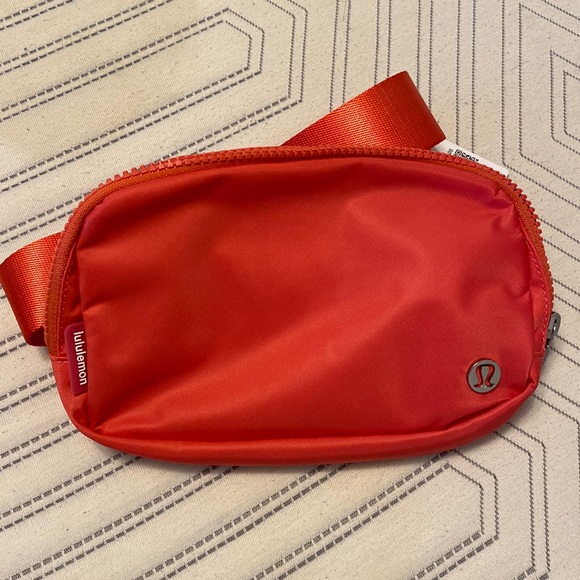 lululemon athletica Handbags - Everywhere belt bag